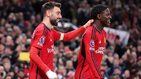 Kobbie Mainoo e Bruno Fernandes em jogo do Manchester United. Foto: Alex Livesey/Getty Images