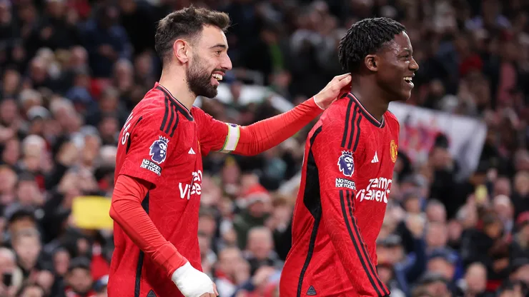 Kobbie Mainoo e Bruno Fernandes em jogo do Manchester United. Foto: Alex Livesey/Getty Images