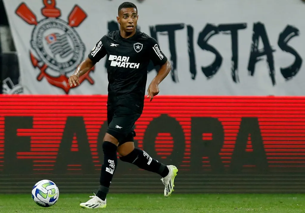Victor Sa quando ainda defendia as cores do Botafogo. Corinthians tem interesse na contratação do atacante, que viveu melhor temporada em 2016/2017, pelo Kapfenberger SV, da Áustria. (Photo by Ricardo Moreira/Getty Images)