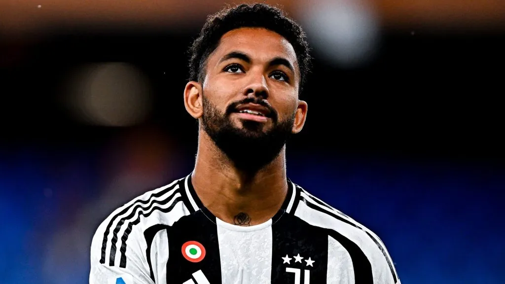 Douglas Luiz, em campo, com a camisa preta e branca