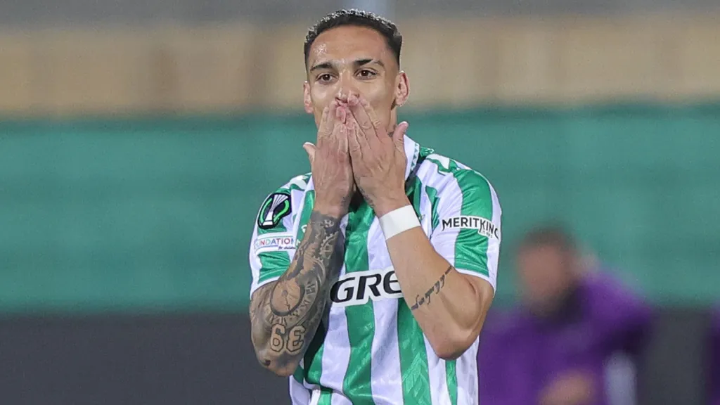 Antony com as mãos no rosto durante partida do Real Betis (Photo by Gabriele MaltintiGetty Images)