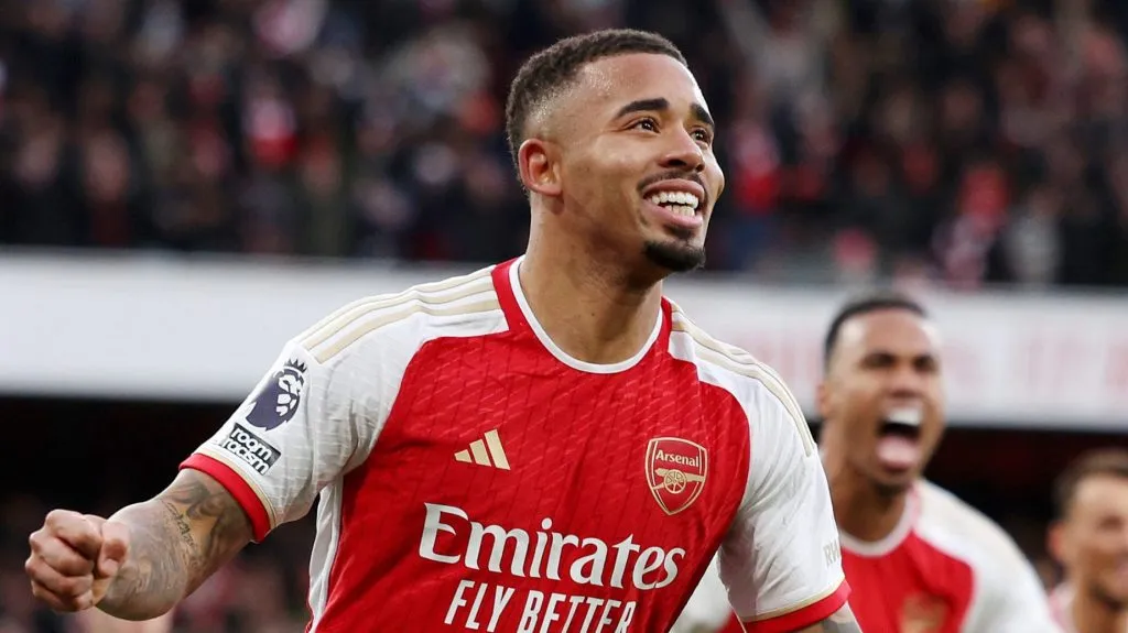 Gabriel Jesus, em campo, com a camisa vermelha do Arsenal