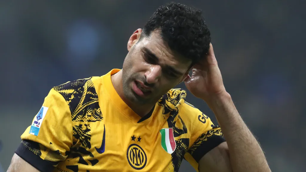 Mehdi Taremi durante partida com a camisa amarela da Inter de Milão (Photo by Marco Luzzani/Getty Images)