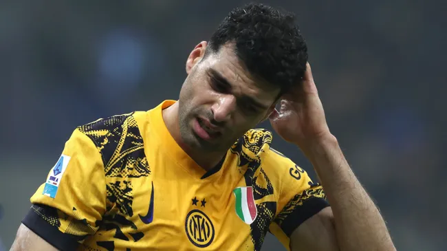 Mehdi Taremi durante partida com a camisa amarela da Inter de Milão (Photo by Marco Luzzani/Getty Images)