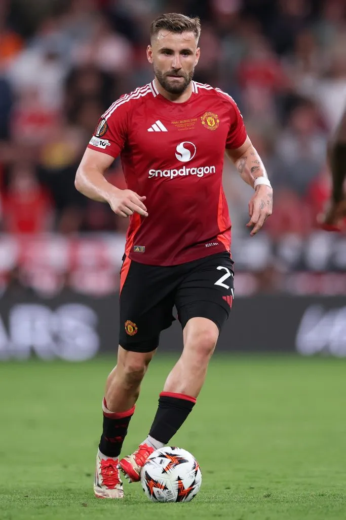 Luke Shaw em ação pelo Manchester United. Jogador deve deixar o clube, segundo o portal Daily Mail, e Amorim não vai impedir a sua saída (Photo by Michael Steele/Getty Images)