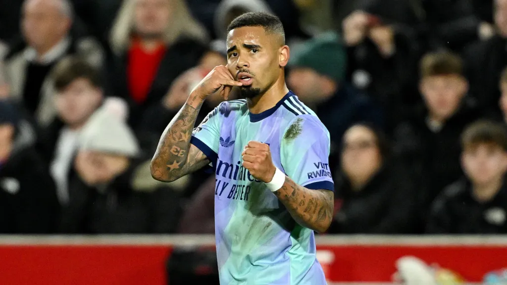 Gabriel Jesus comemora gol com a camisa do Arsenal (Photo by Mike Hewitt/Getty Images)