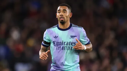Gabriel Jesus correndo em jogo