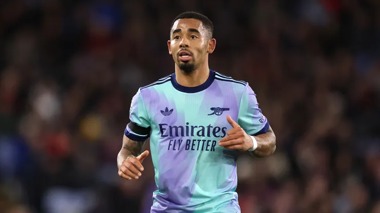 Gabriel Jesus correndo em jogo