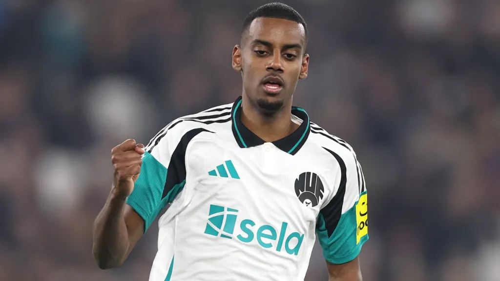 Alexander Isak em partida com a camisa branco do Newcastle (Photo by Julian Finney/Getty Images)