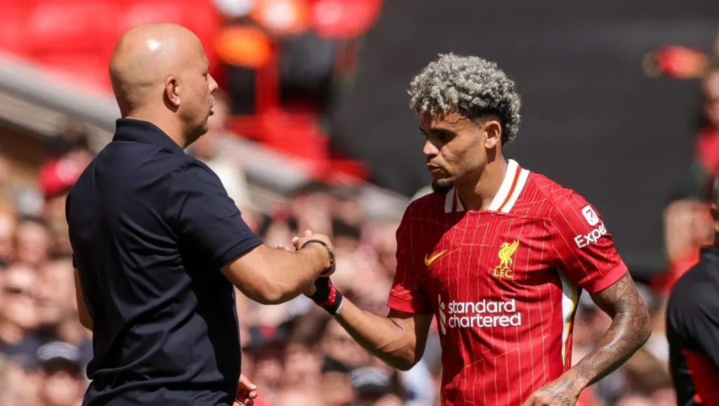 Luis Díaz e Arne Slot juntos no Liverpool. Foto: Barrington Coombs/Getty Images