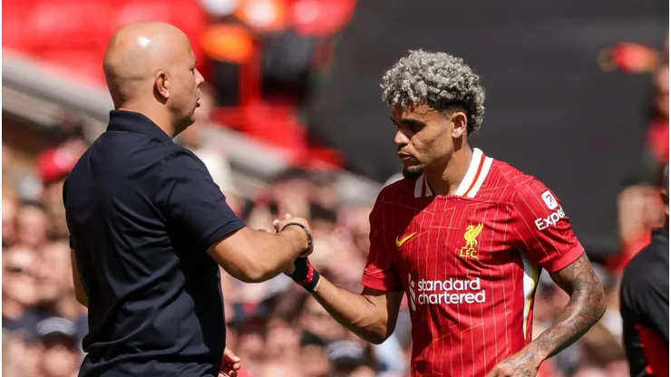 Luis Díaz e Arne Slot juntos no Liverpool. Foto: Barrington Coombs