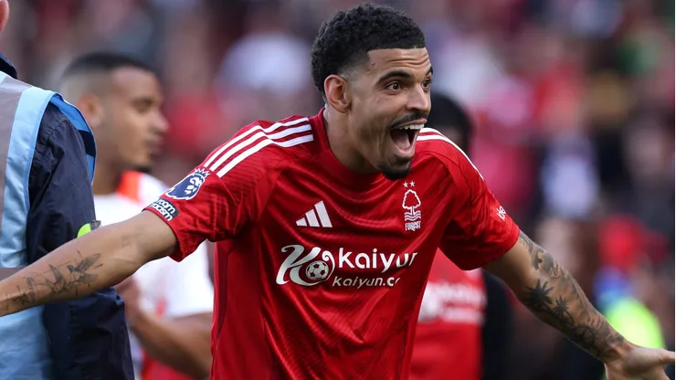 Tentado por clubes como Tottenham e Manchester City, Morgan Gibbs-White surpreendeu ao renovar com o Nottingham Forest até 2028. (Photo by Eddie Keogh/Getty Images)