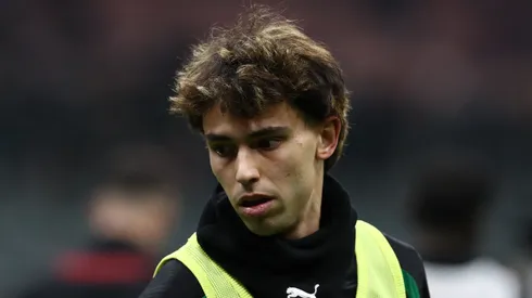 João Félix antes de jogo do Milan