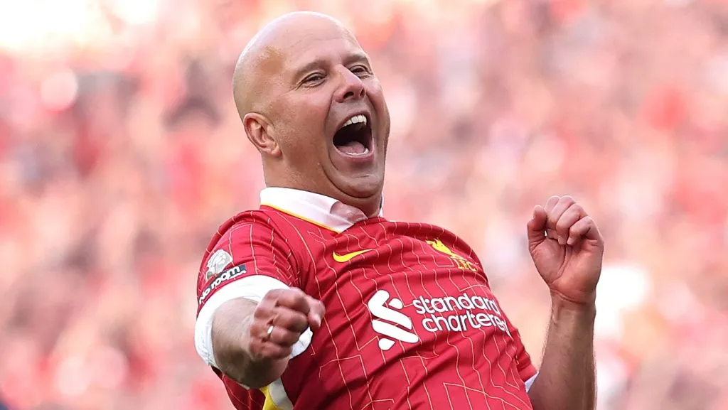 Arne Slot, com a camisa vermelha do Liverpool