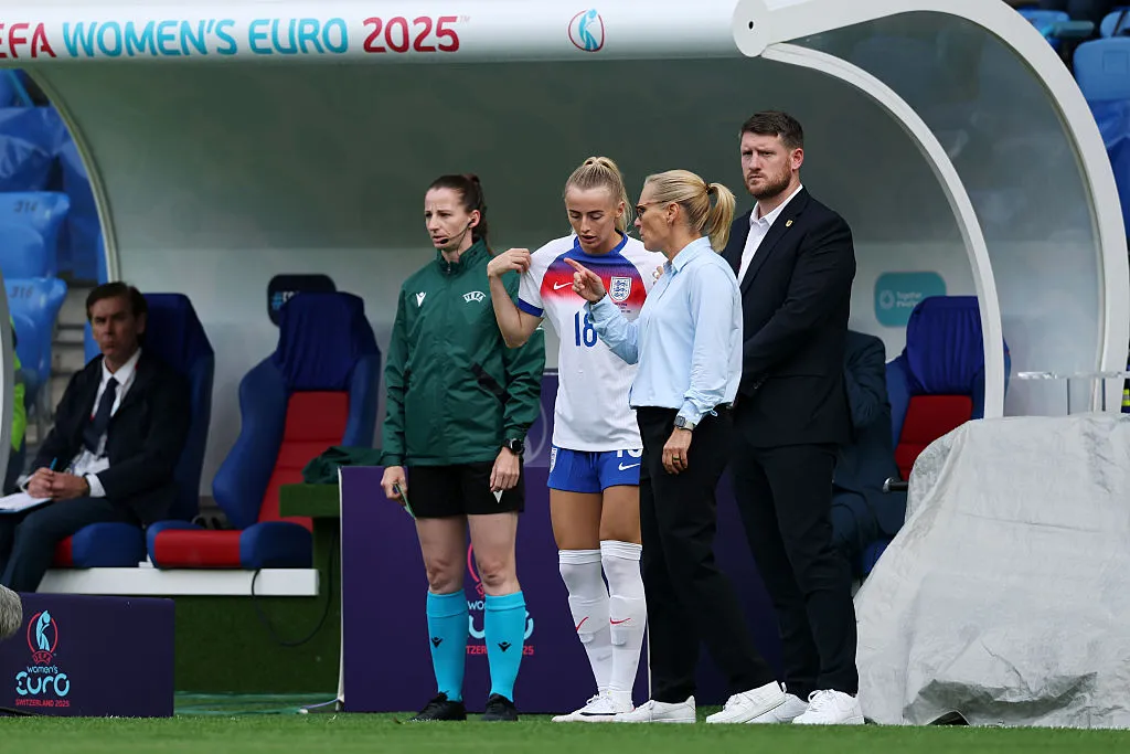 Chloe Kelly recebe instruções de Sarina Wiegman (Photo by Eddie Keogh/Getty Images)