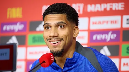 Ronald Araujo em coletiva do Barcelona