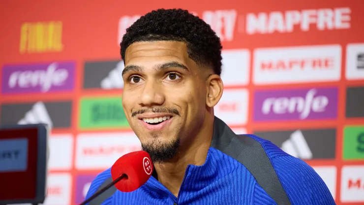 Ronald Araujo em coletiva do Barcelona