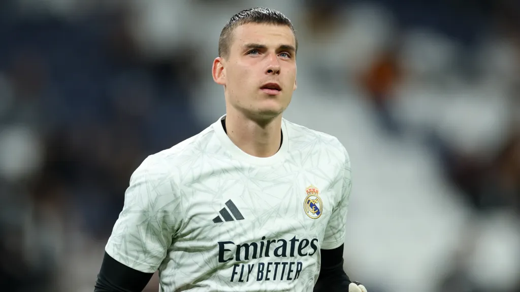 Andriy Lunin durante aquecimento para partida do Real Madrid (Photo by Florencia Tan Jun/Getty Images)