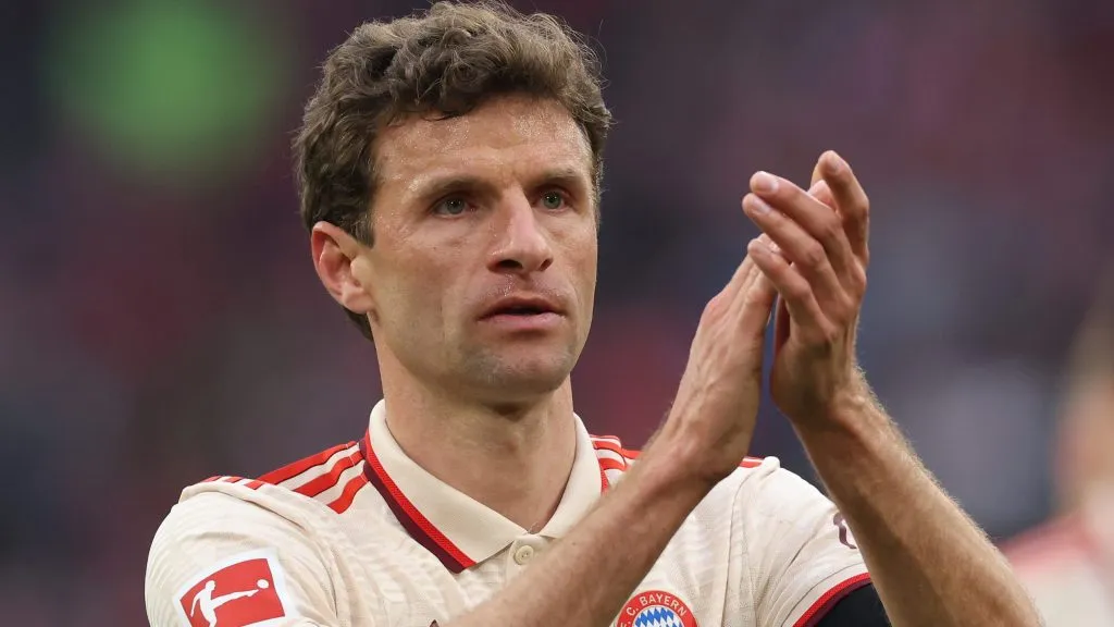 Thomas Müller, em campo, com a camisa bege do Bayern de Munique