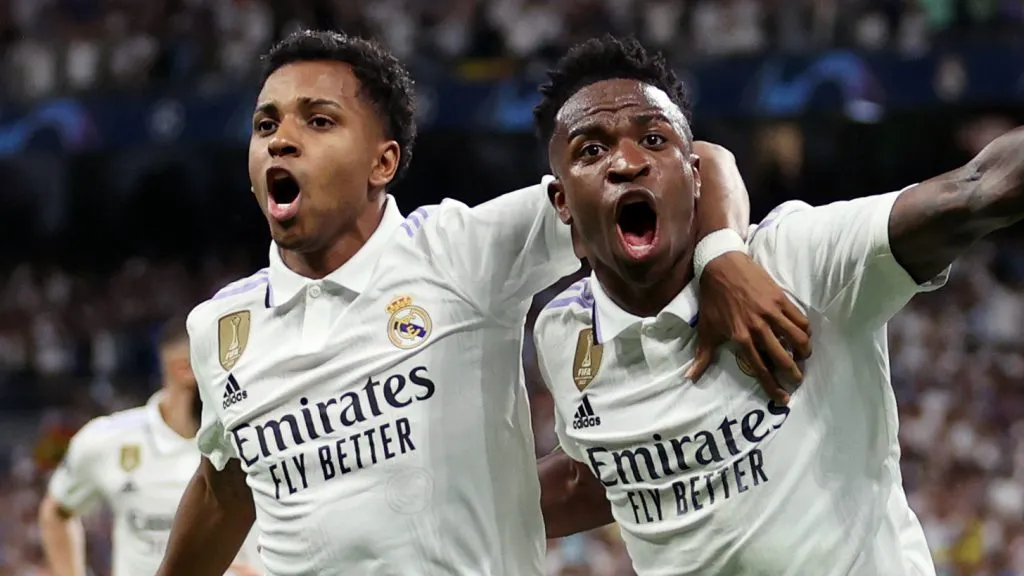 Rodrygo e Vini Jr, em campo, com a camisa branca do Real Madrid.