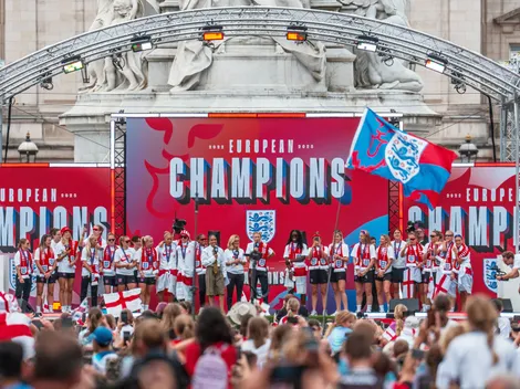 Inglaterra é recebida com festa nas ruas de Londres e no palácio de Buckingham