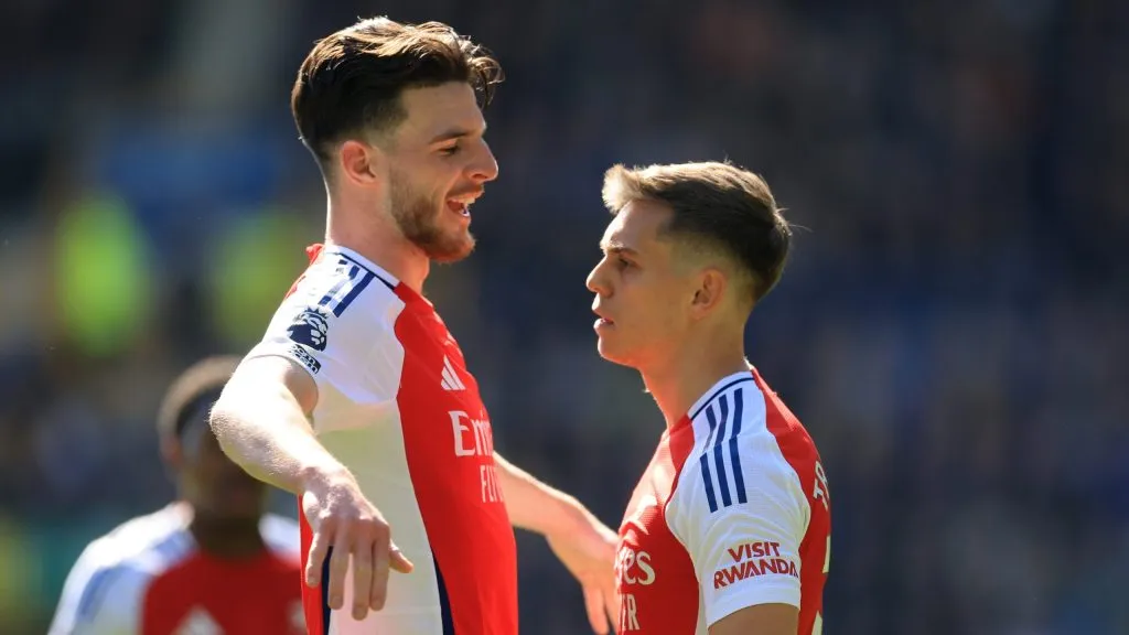 Declan Rice e Leandro Trossard juntos no Arsenal. Foto: Carl Recine/Getty Images