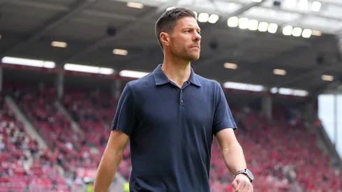 Xabi Alonso em jogo do Bayer Leverkusen (Foto: Pau BarrenaGetty Images)