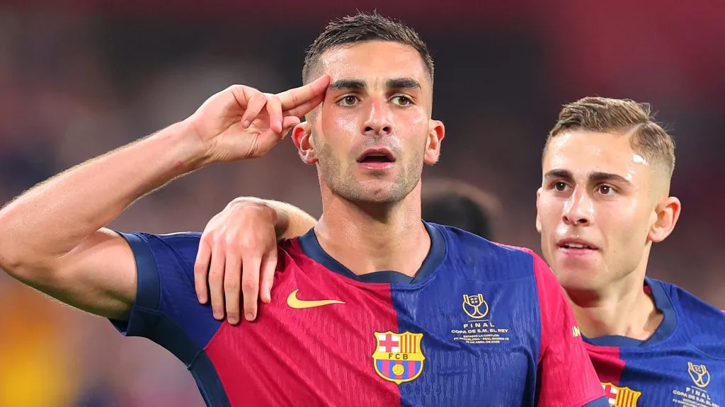 Ferrán Torres, em campo, de camisa vermelha e azul do Barcelona