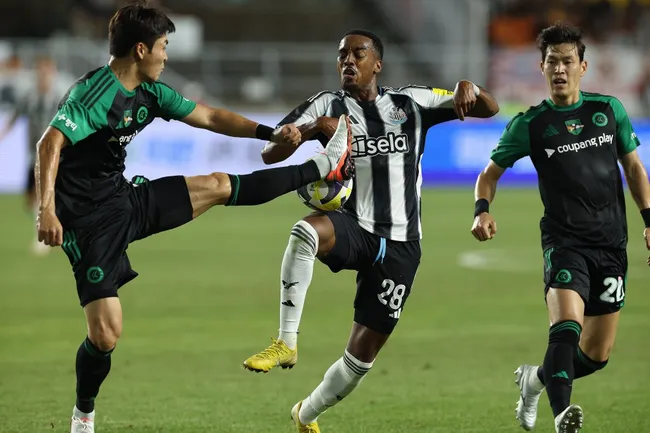 Willock durante a partida contra o Team K League, nesta quarta-feira (30). Jogador chegou a sair de maca após dividida. (Photo by Han Myung-Gu/Getty Images)