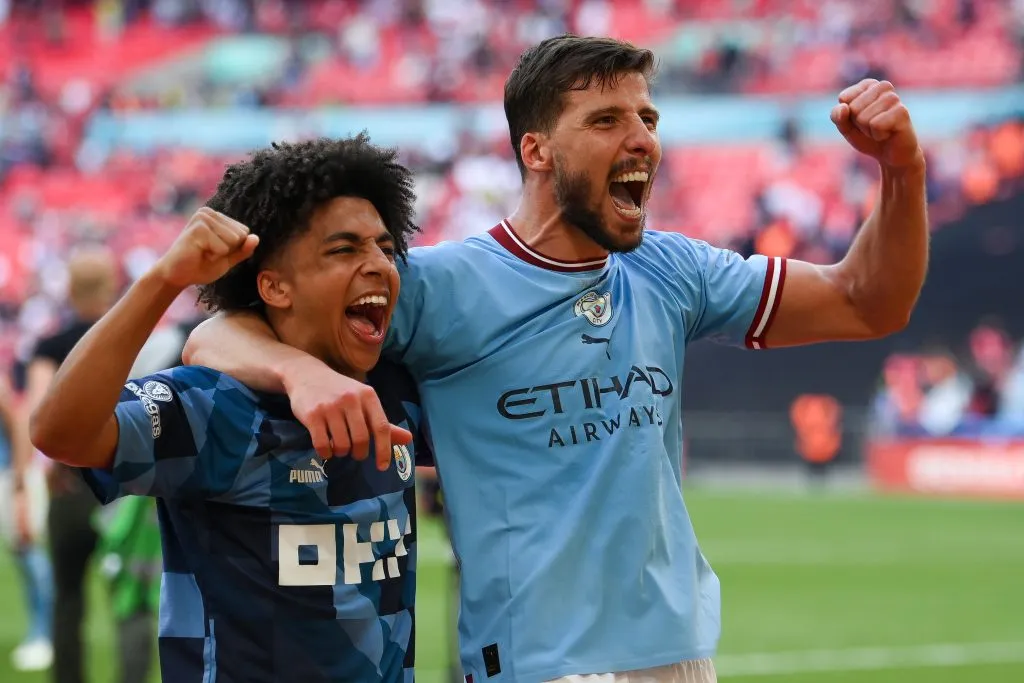 Ruben Dias e Rico Lewis podem renovar seus contratos com o Manchester City, segundo o Daily Mail. Jogadores podem ajudar o time de Guardiola nesta nova temporada(Photo by Mike Hewitt/Getty Images)