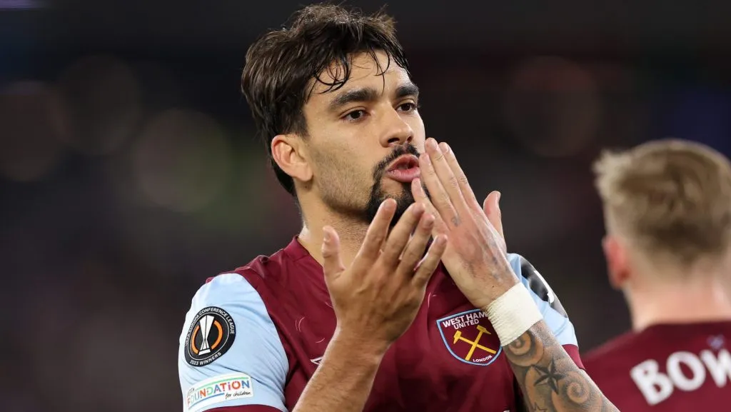 Lucas Paquetá, em campo, com a camisa azul e vinho do West Ham