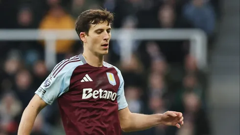 Em busca de um novo líder defensivo, o Al-Nassr avalia a contratação de Pau Torres, do Aston Villa. (Photo by Ian MacNicol/Getty Images)