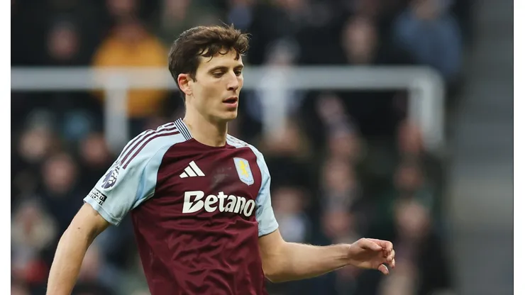 Em busca de um novo líder defensivo, o Al-Nassr avalia a contratação de Pau Torres, do Aston Villa. (Photo by Ian MacNicol/Getty Images)