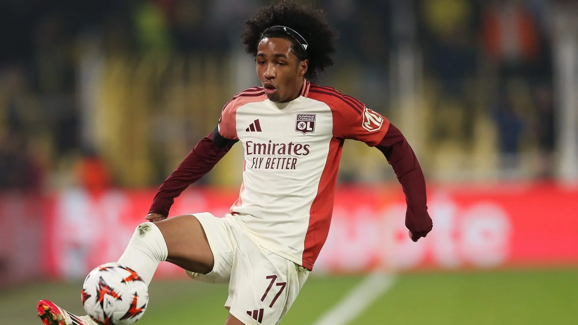 Malick Fofanaa, antigo alvo do Bayern de Munique, de camisa branca em jogo do Lyon. Foto: Ahmad Mora/Getty Images