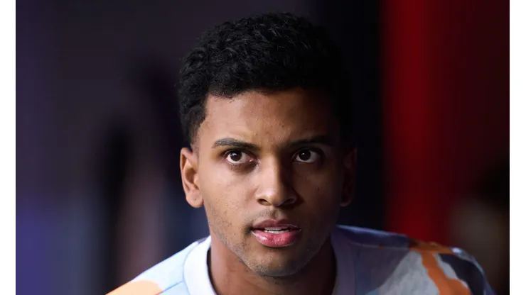 Rodrygo é alvo do PSG e outros gigantes europeus. Foto: Juan Manuel Serrano Arce/Getty Images)