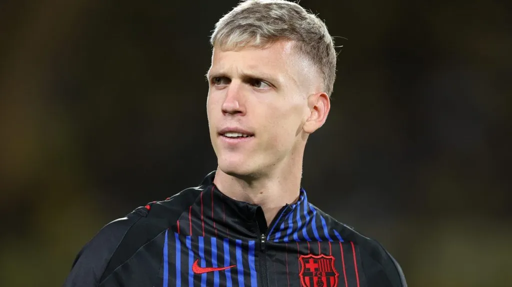 Dani Olmo, em campo, com a camisa preta e detalhes azul, do Barcelona