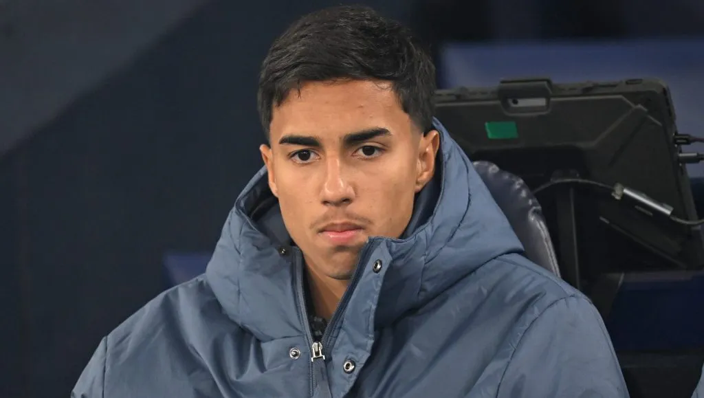 Vitor Reis, em campo, com a jaqueta azul do Manchester City