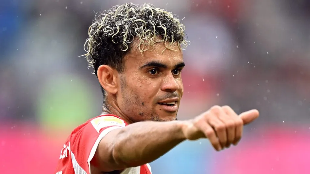 Luis Díaz, de camisa branca e vermelha