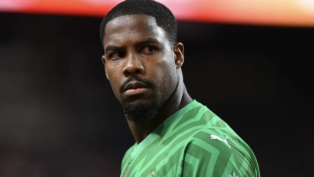 Mike Maignan, em campo, com a camisa verde do Milan