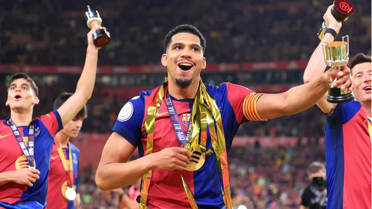 Barcelona só venderá Ronald Araújo caso o zagueiro peça para sair. (Photo by Fran Santiago/Getty Images)