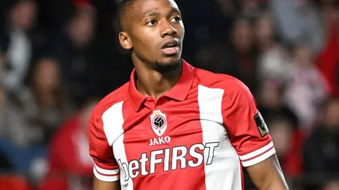 Michel-Ange Balikwisha se aproxima de uma mudança importante em sua carreira, com uma possível transferência do Antwerp para a elite do futebol francês. (Foto: Getty Images)