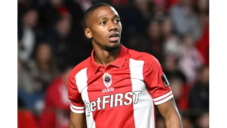 Michel-Ange Balikwisha se aproxima de uma mudança importante em sua carreira, com uma possível transferência do Antwerp para a elite do futebol francês. (Foto: Getty Images)