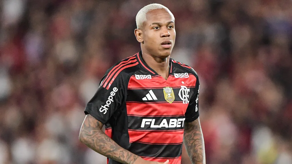 Wallace Yan durante jogo do Flamengo (foto: Thiago Ribeiro/AGIF)