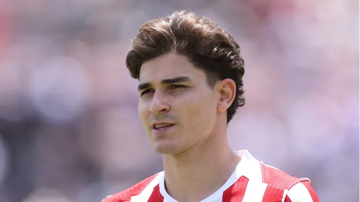 Barcelona prioriza acordo com Julián Alvarez para 2026.