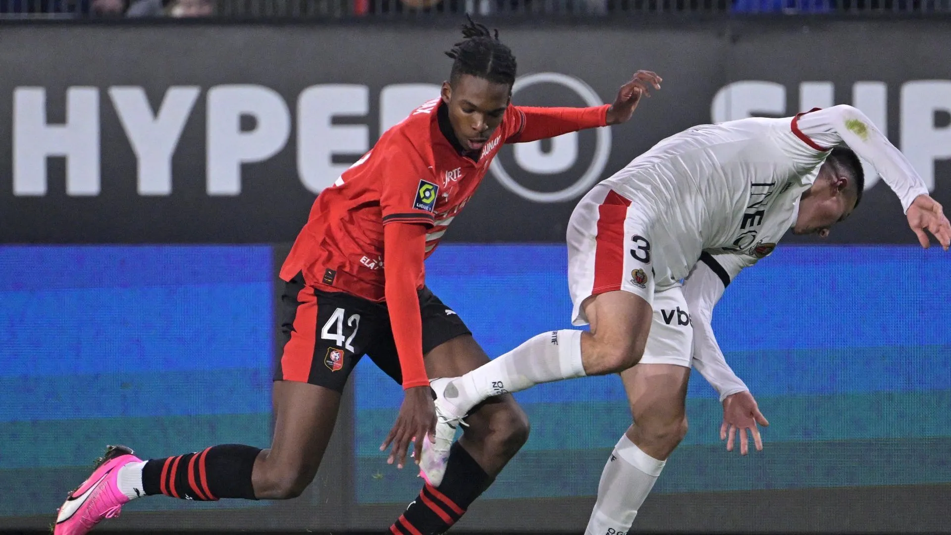 Jérémy Jacquet é avaliado como substituto de Ibrahima Konaté no Liverpool (Foto: Divulgação /Twitter)