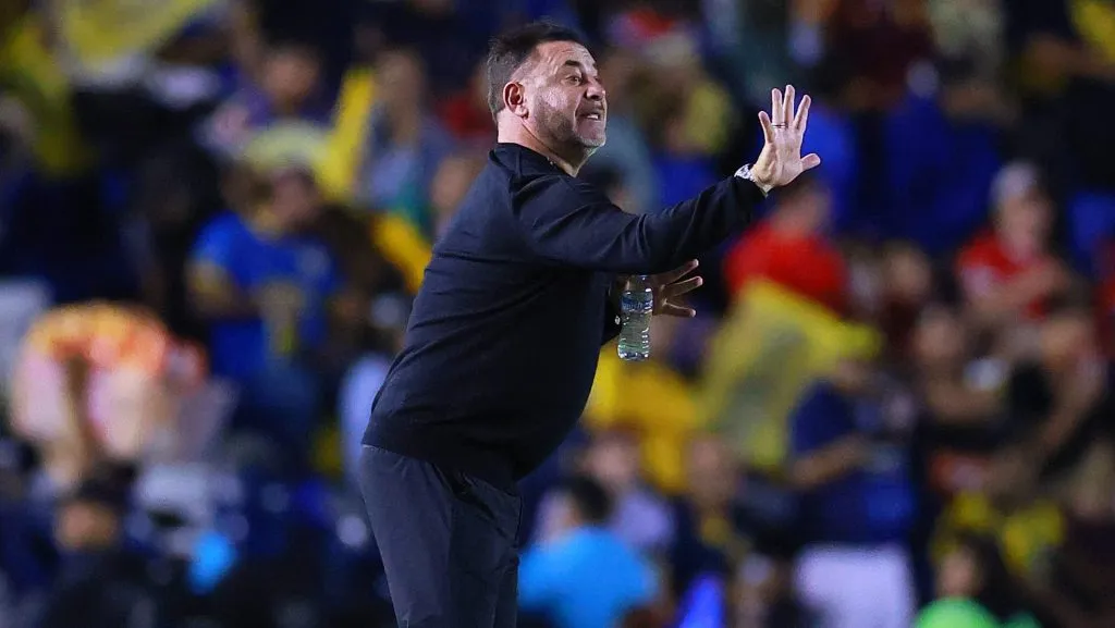 Com o interesse de outros clubes na disputa, a negociação se torna estratégica para manter a equipe de Antonio Mohamed entre as protagonistas do futebol mexicano. (Photo by Manuel Velasquez/Getty Images)