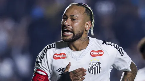 Neymar em ação pelo Santos e comemorando gol (Photo by Ricardo Moreira/Getty Images)