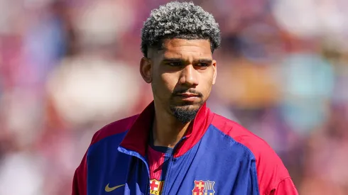 Zagueiro o Barcelona, em campo Foto: by Judit Cartiel/Getty Images