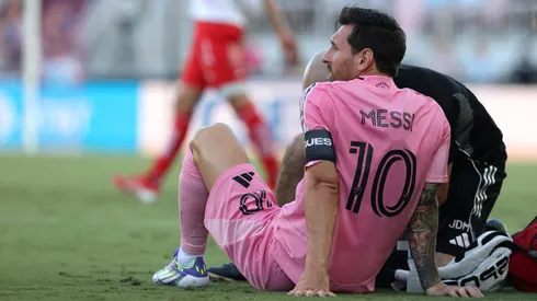 Messi sendo atendido em campo