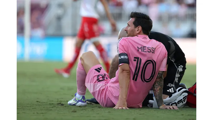 Messi sendo atendido em campo